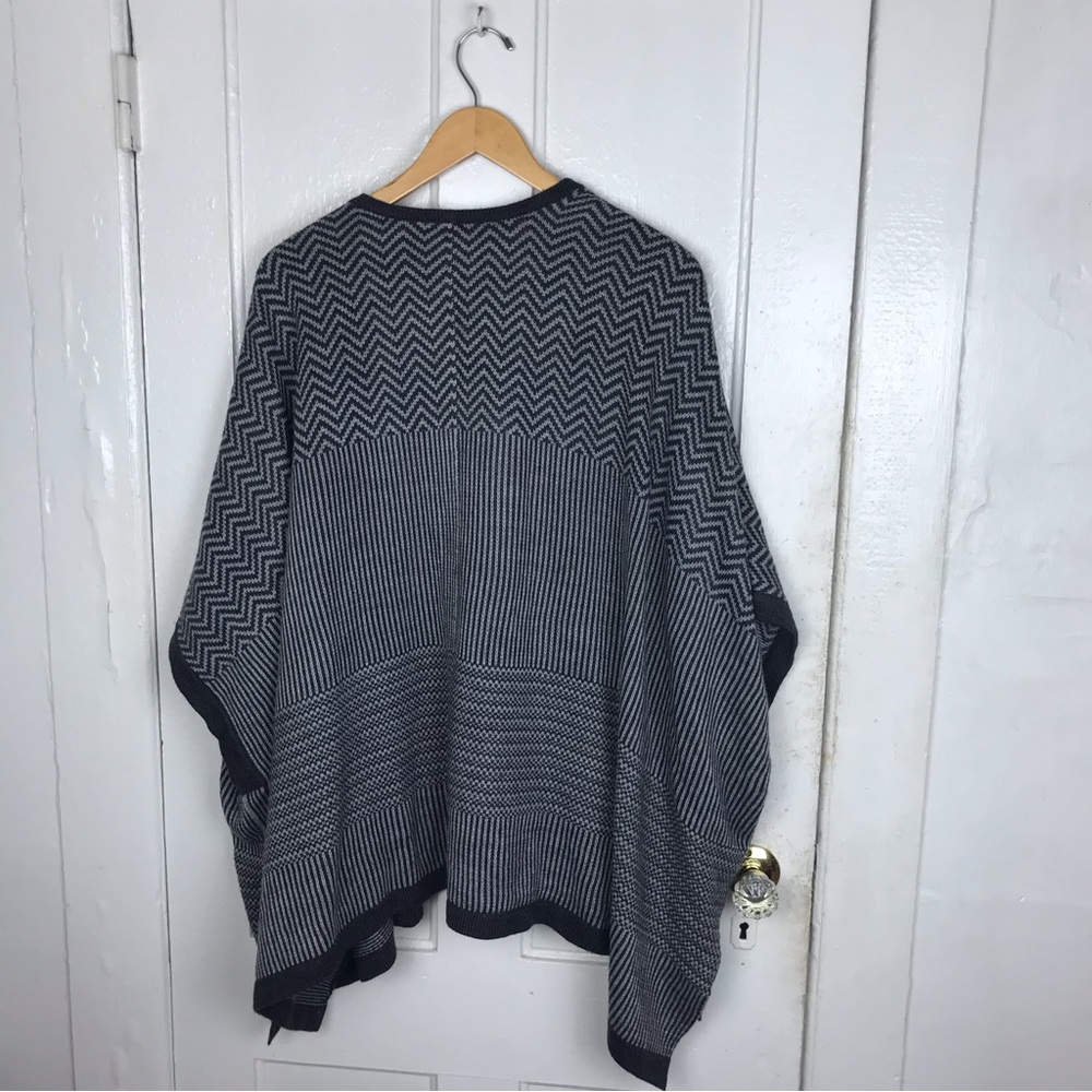 Avenue : size one size : oversized gray zig-zag striped print fall open cardigan - Picture 2 of 6